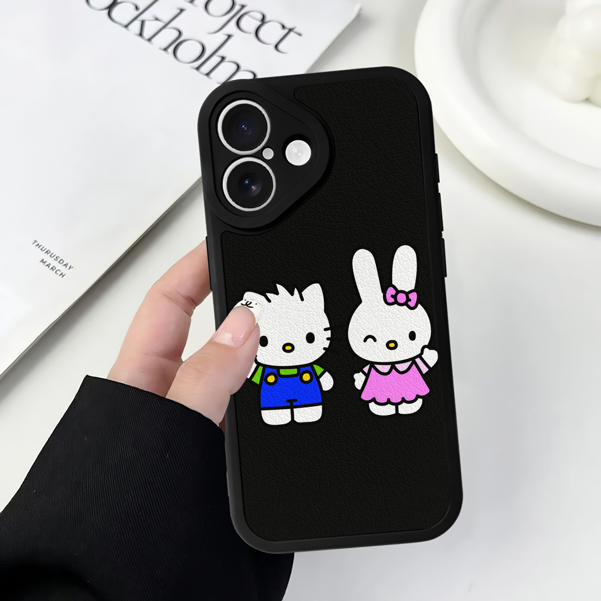 （画像用） Hello Kitty ハローキティ 【iPhone 16シリーズ対応】シリコンスマホケース（レザー調） 材質：シリコン